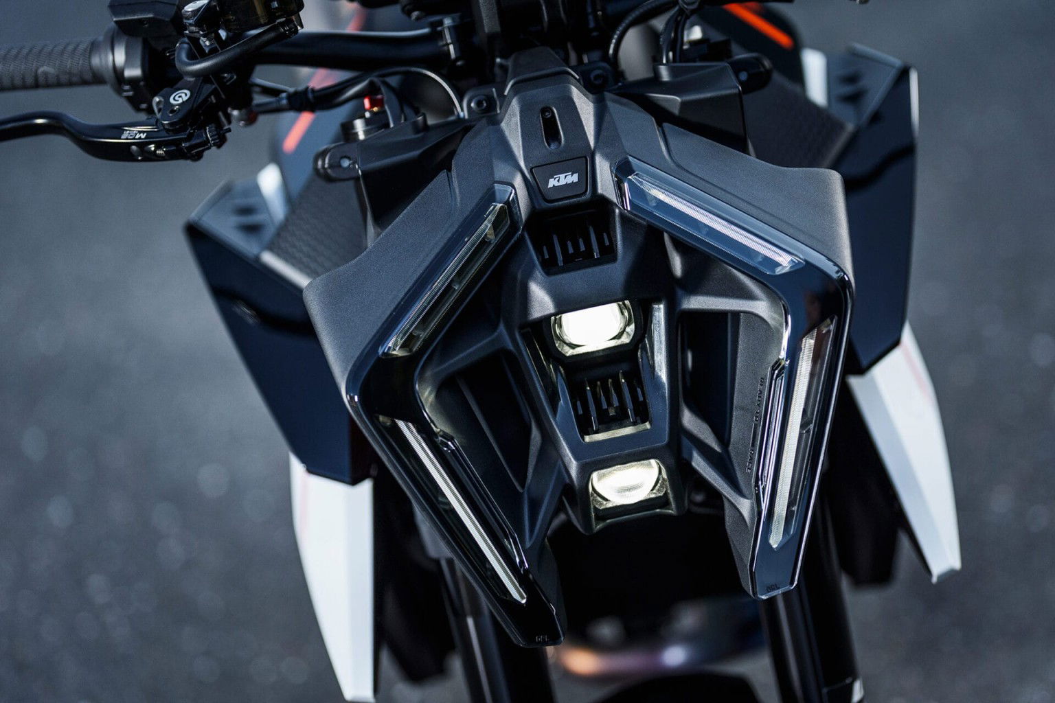 KTM trennt sich von Kiska: Eigenes Designzentrum soll neue Ära einleiten 638386 MY25 KTM 990 DUKE R DETAILS PARTS Details Parts DETAILS PARTS 02 STATIC IMAGES