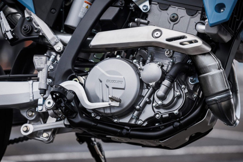 Suzuki prüft Einstieg in den wachsenden Markt für 350 bis 500 Kubik DR Z400SMRLM5 action 34