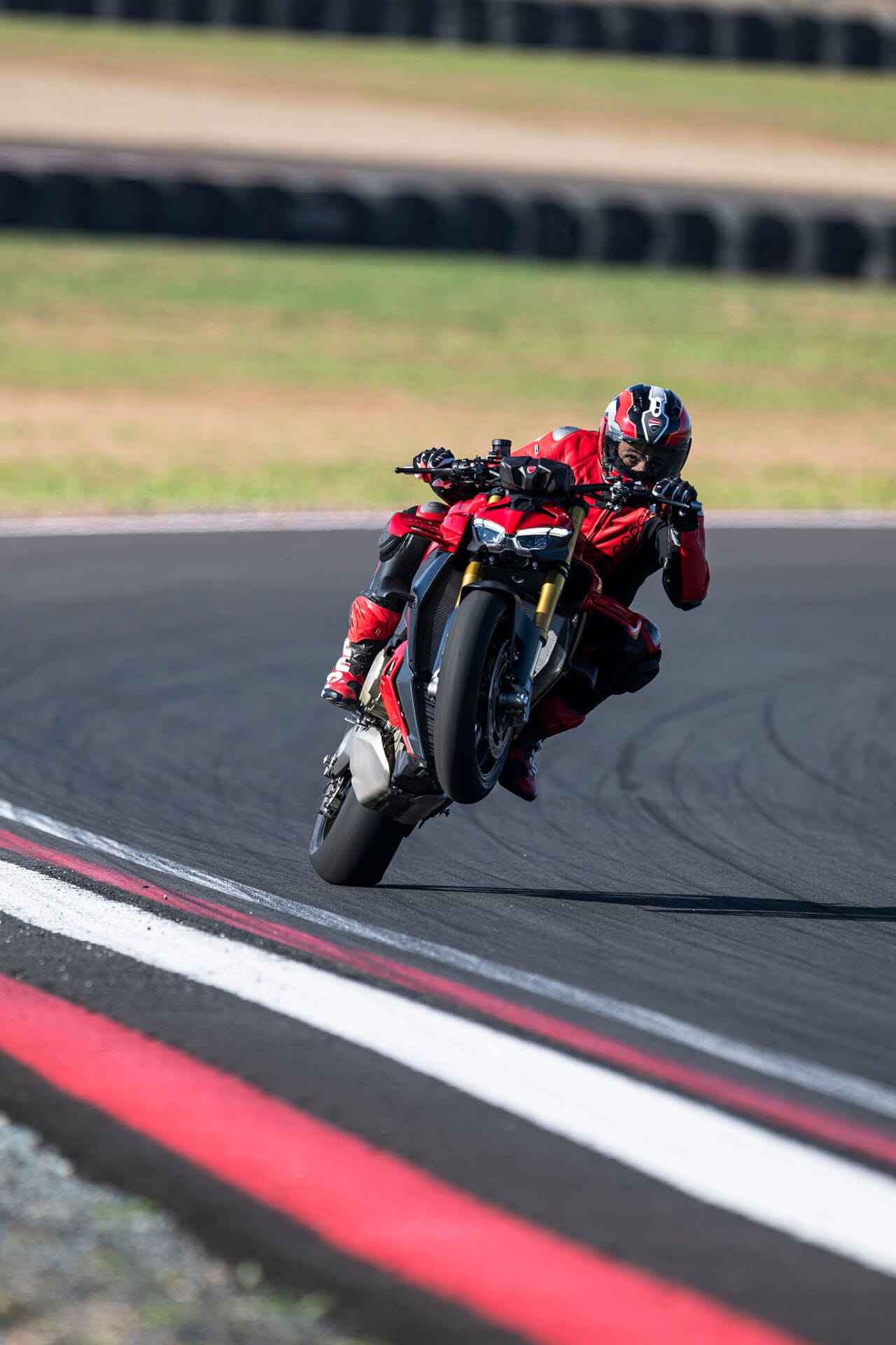 Ducati Streetfighter V4 SP kehrt zurück: Was die CARB-Zulassung verrät 1 Ducati Streetfighter V4 S in dynamischer Fahraufnahme auf der Straße