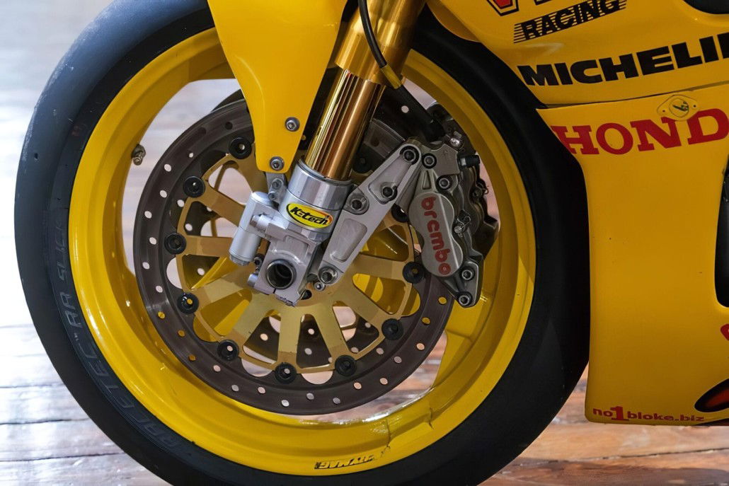 Legendäre Honda RVF750 V&M RC45 steht zum Verkauf – Ein Stück Rennsportgeschichte 31 Honda RVF750 5 1