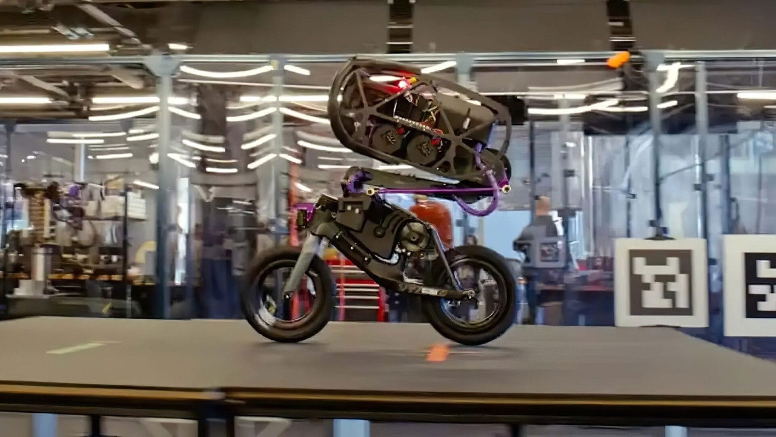 Roboter lernt Motorrad-Stunts: KI auf zwei Rädern rai robot 1