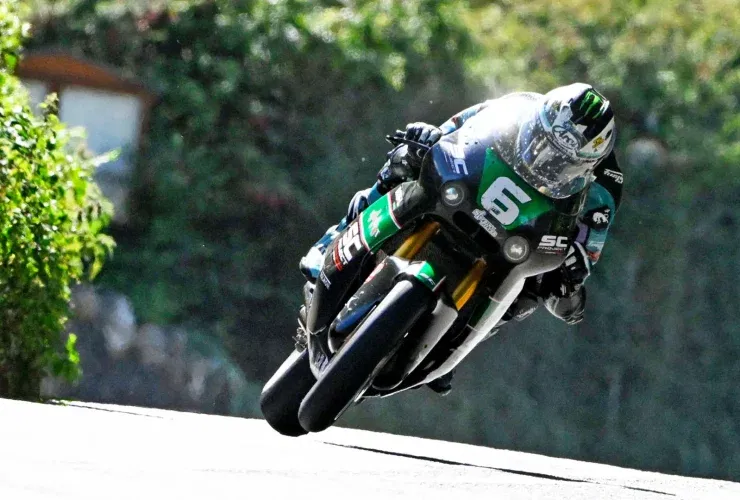 Glänzende Bedingungen beim zweiten Qualifying der TT 2025 84 art body supertwin dunlop jpg