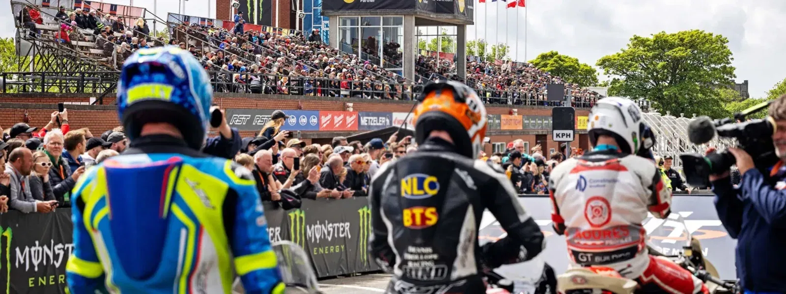 Dritte Qualifying-Session der TT 2025 abgebrochen: Sturz von Hickman und einsetzender Regen 25 art header grandstand 2024 28129 jpg