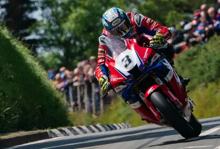 Hollywood entdeckt die Isle of Man TT: Amazon MGM Studios produziert Spielfilm und Doku-Serie über das legendäre Straßenrennen 54 1920x1080 article intro harrison 11thmilestone dsc03754 jpg