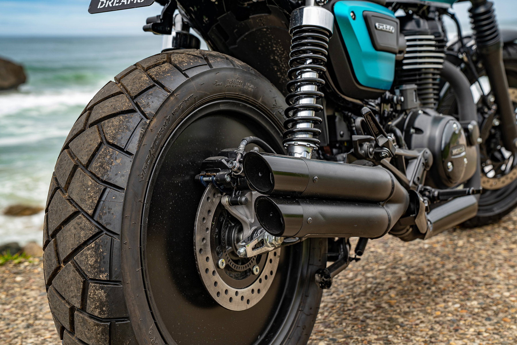 Ausstellung der Honda-Customs-Umbauten beim Wheels and Waves Festival in Biarritz