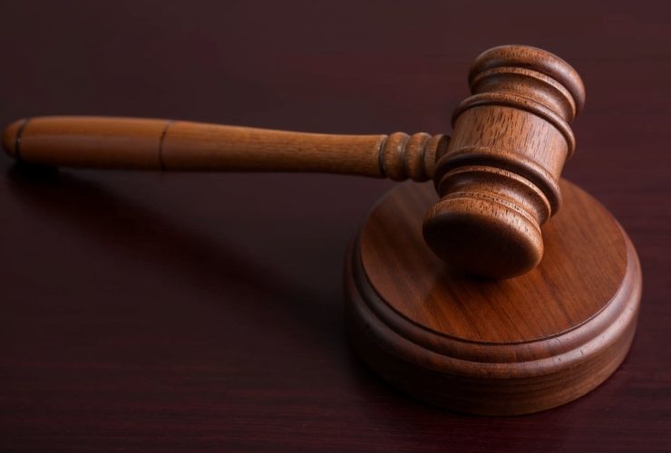 Motorradunfall mit Todesfolge: Gericht spricht von geteilter Schuld 66 Gericht Urteil Hammer