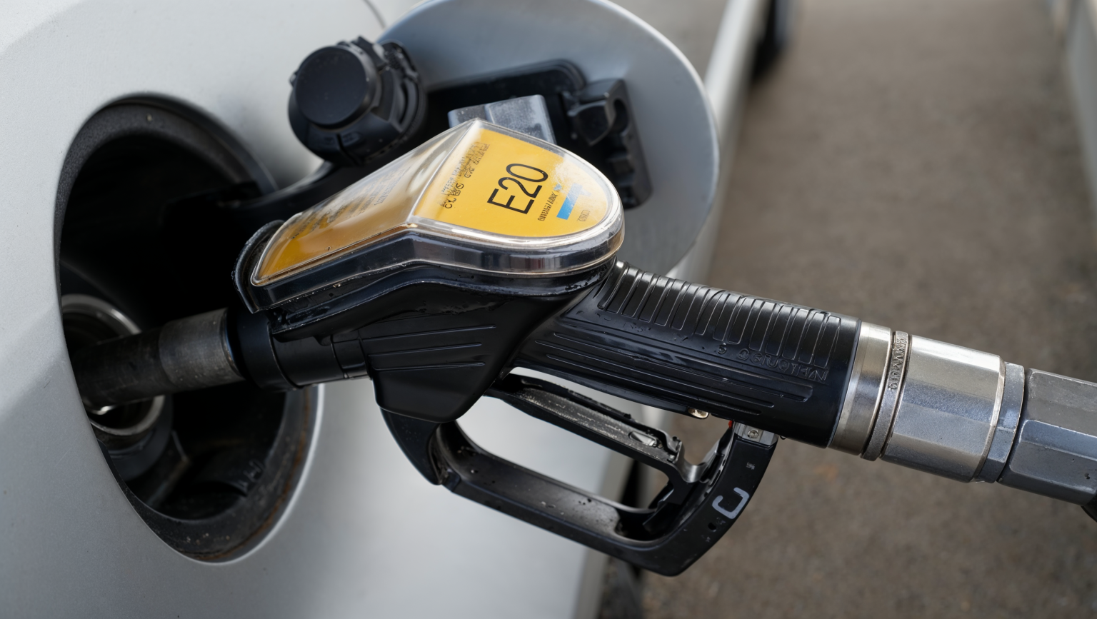 E20 in Deutschland: Der neue Super-Kraftstoff mit 20 Prozent Bioethanol – Chancen, Herausforderungen und was Auto- und Motorradfahrer jetzt wissen müssen Zapfsaeule mit E20