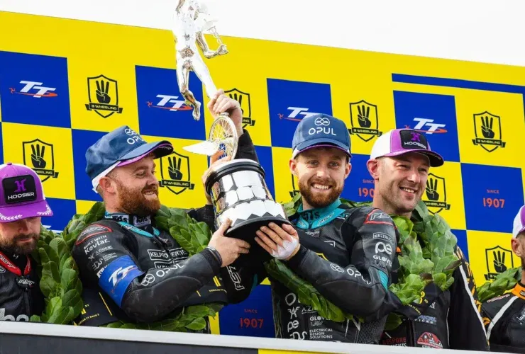 Vierfach-Sieg: Ryan und Callum Crowe dominieren die Sidecar-Rennen der TT 2025 48 art intro sdc jpg