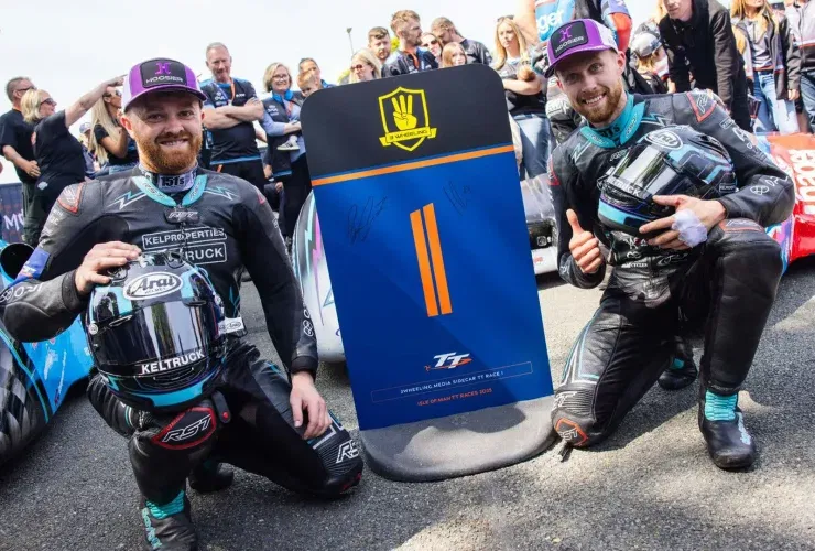 Dominanz und Rekorde: Ryan und Callum Crowe gewinnen erstes Sidecar-Rennen bei der TT 2025 69 art intro sidecars jpg