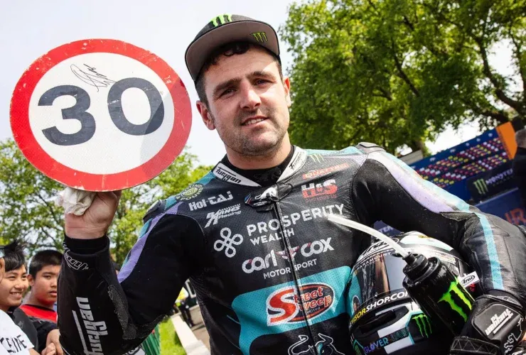 Michael Dunlop siegt bei der Supersport-TT 2025 – 30. TT-Erfolg und historischer Ducati-Triumph 66 art intro ssp jpg
