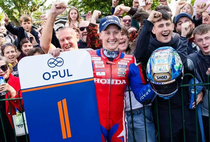 Dean Harrison gewinnt erneut: Zweiter Superstock-Sieg bei der Tourist Trophy 2025 51 art intro stk2 jpg