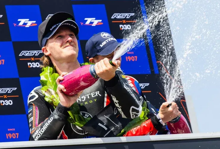 Davey Todd gewinnt packendes Superbike-Rennen bei der TT 2025 – Sieg mit hauchdünnem Vorsprung vor Michael Dunlop 72 fbtw podium jpg