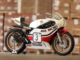 Verbindung über Generationen: Die außergewöhnliche Geschichte von Joey Dunlop, Jonathan Rea und der Yamaha TZ750 45 READUNLOP Image 2025 07 09 at 16.17.123