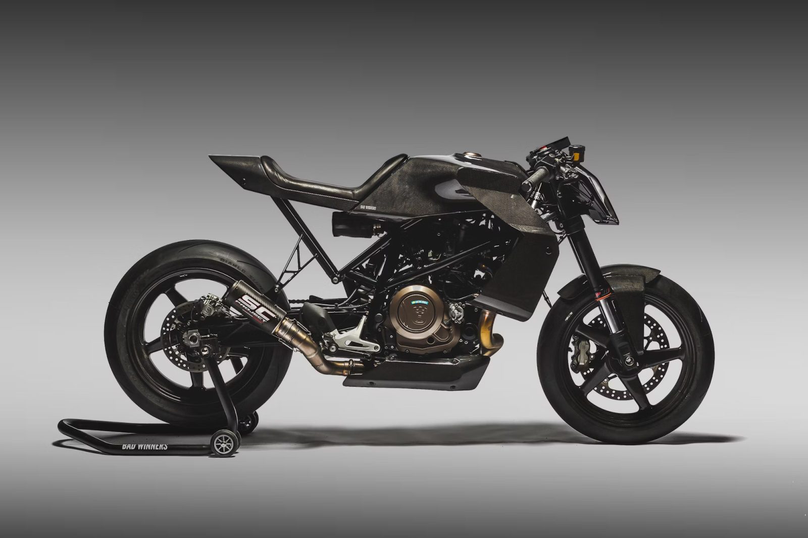 Charles Leclerc trennt sich von seiner Custom-Husqvarna Vitpilen 701 25 BADWINNERS Charles Leclerc Husqvarna Vitpilen 701 1