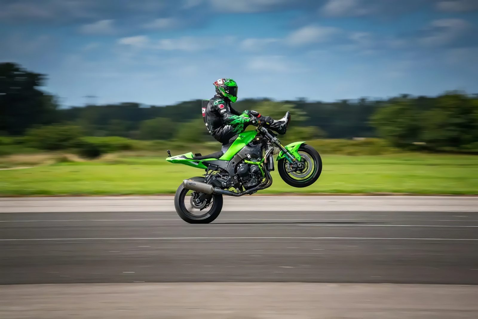 New world record: Jonny Davies reaches 204 km/h on a high-chair wheelie on a modified Kawasaki ZX-10R 25 JD Stunts Weltrekorde 1
