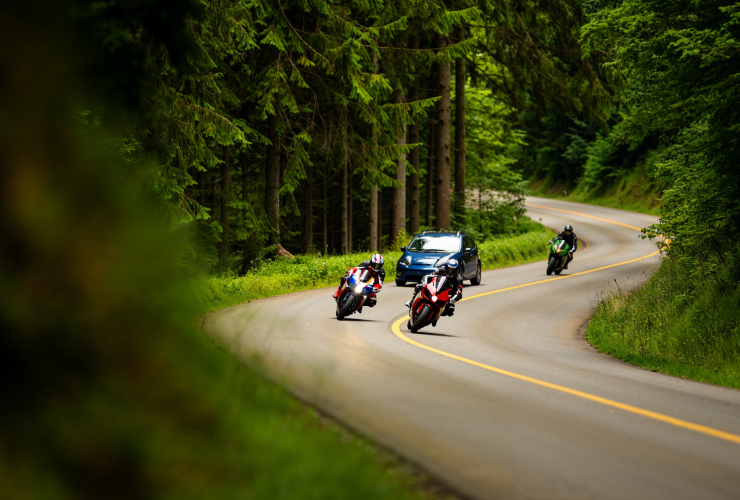 Three motorcyclists identified after serious accident on the B500 51 Motorraeder ueberholen 2