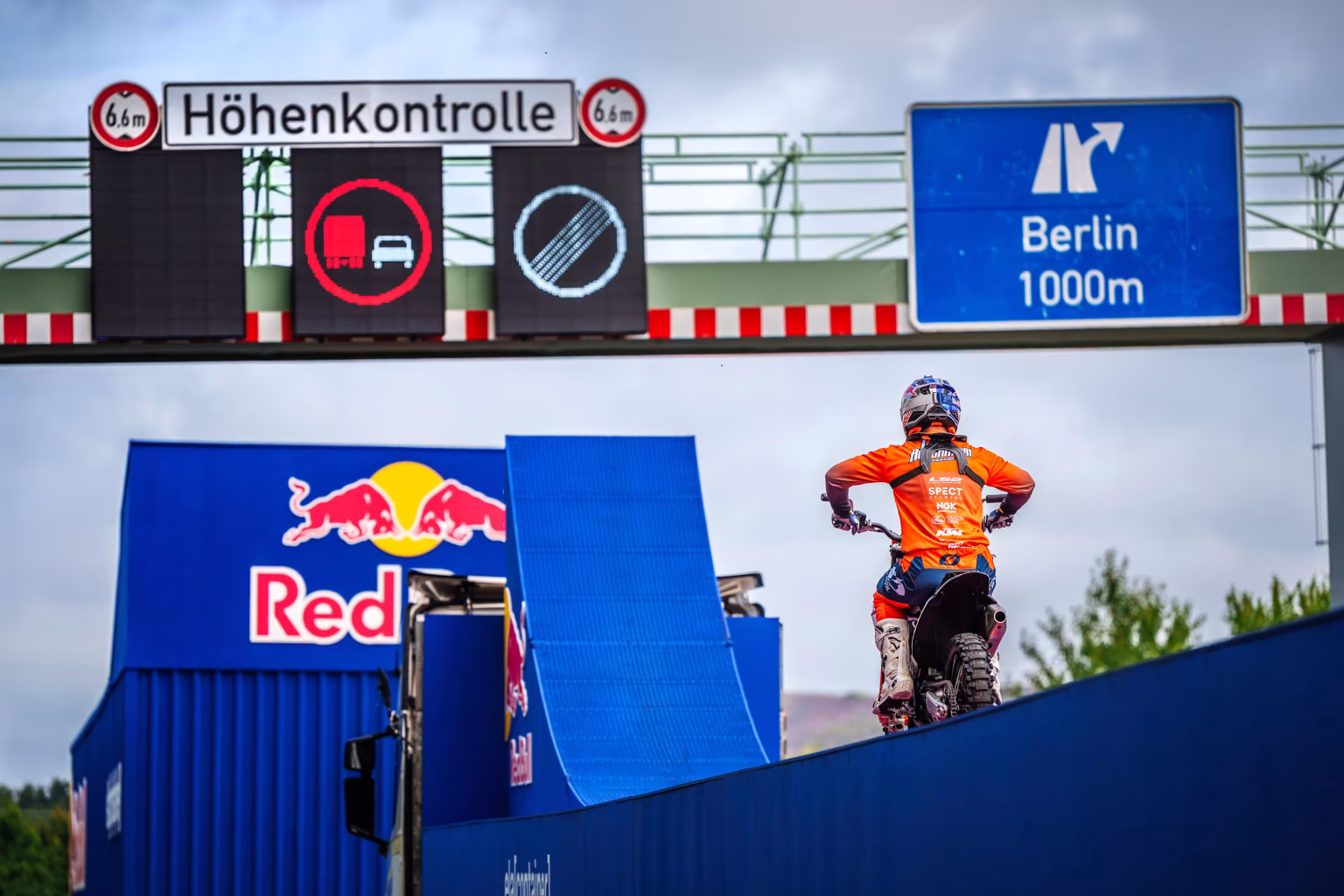 luc ackermann red bull bridge traverse fmx sprung autobahn