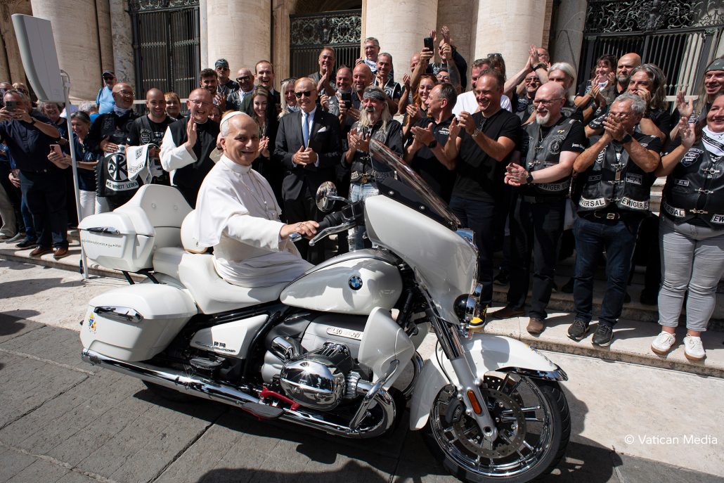 Signierte BMW R 18 Transcontinental von Papst Leo XIV. für 130.000 Euro versteigert BMW R 18 Transcontinental Papst 20