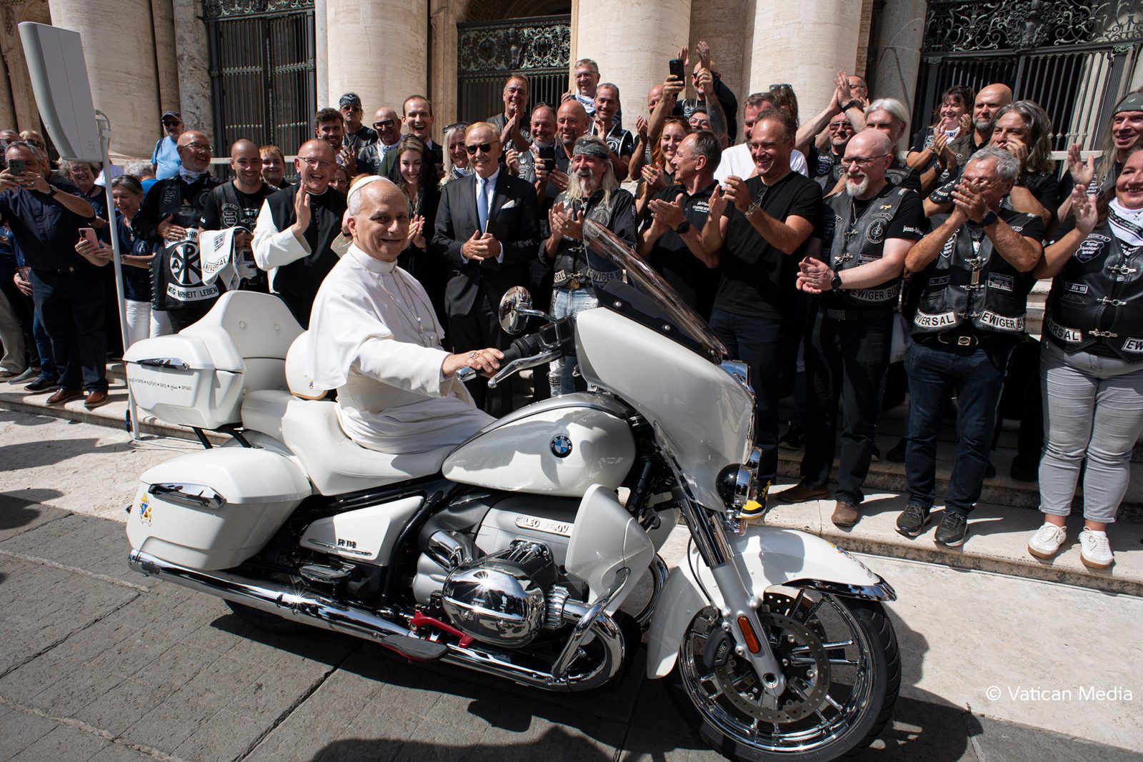 Signierte BMW R 18 Transcontinental von Papst Leo XIV. für 130.000 Euro versteigert 25 BMW R 18 Transcontinental Papst 20