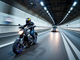 Motorradfahrer im Tunnel