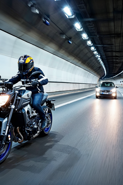 Motorradfahrer im Tunnel