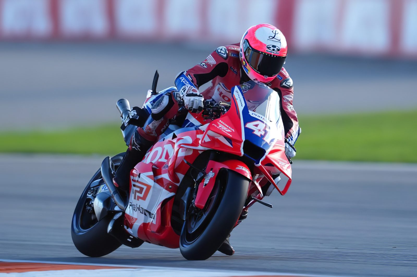 MotoGP Sprint Valencia 2025: Marquez kontrolliert, Acosta verfolgt, Di Giannantonio erkämpft Podium 1 6918b48e00a580 1