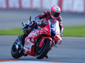 MotoGP Sprint Valencia 2025: Marquez kontrolliert, Acosta verfolgt, Di Giannantonio erkämpft Podium 3 6918b48e00a580 1