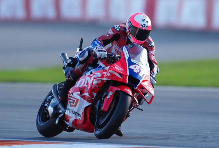 MotoGP Sprint Valencia 2025: Marquez kontrolliert, Acosta verfolgt, Di Giannantonio erkämpft Podium 3 6918b48e00a580 1