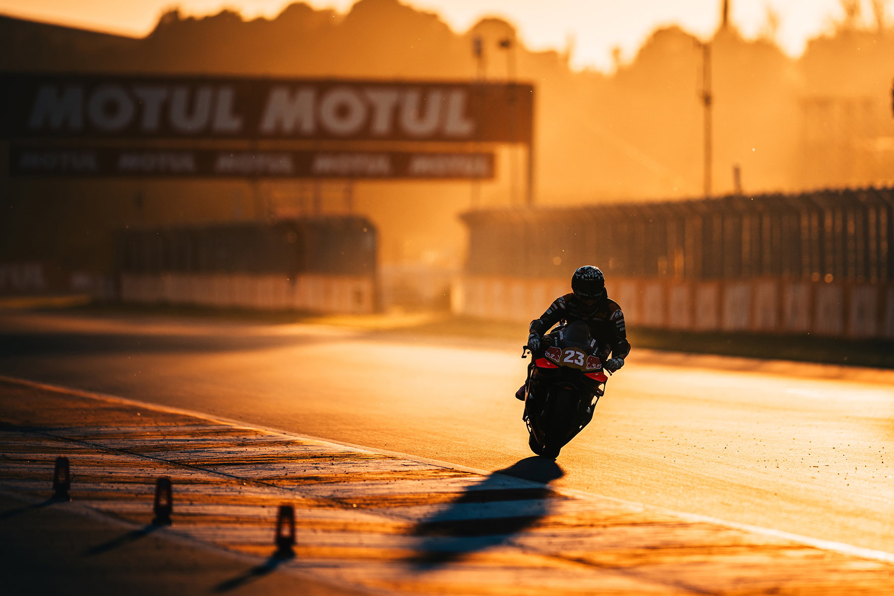 Enea Bastianini auf der KTM RC16 des Tech3-Teams beim Test in Valencia