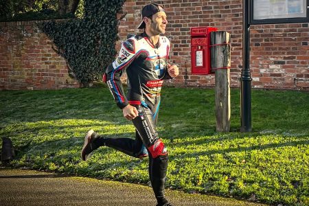 Sylvain Guintoli läuft den London Marathon 2026 im Lederanzug zu Ehren seines Sohnes Luca SylvainGuintoliLondonMarathon