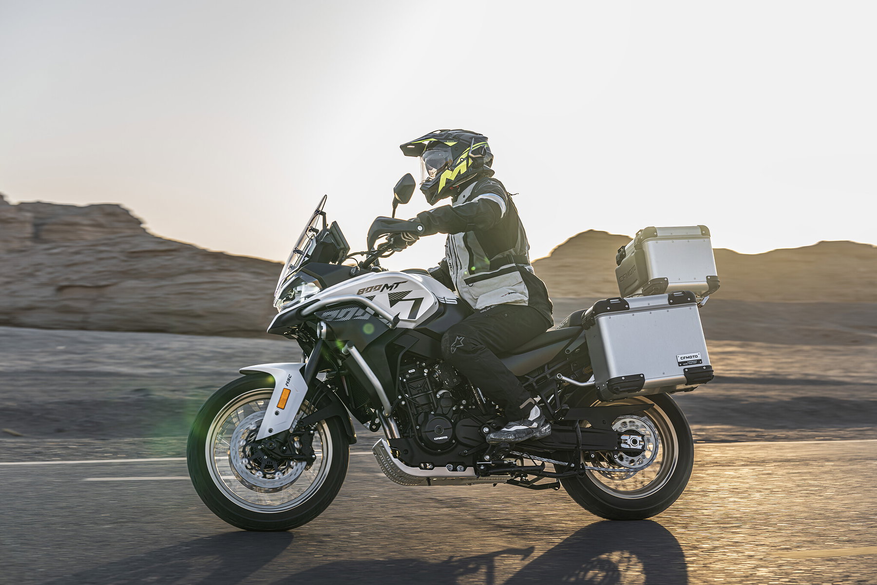 CFMOTO 800MT-ES kommt ab 10.999 Euro: elektronisches Fahrwerk serienmäßig 1 CFMOTO 800MT-ES 2026 Seitenansicht
