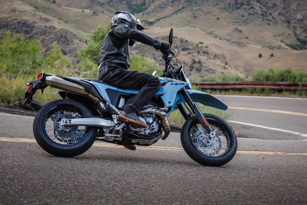 DR Z400SMRLM5 action 1