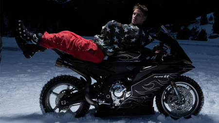 Yamaha R9 im Schnee: Fabio Quartararo präsentiert außergewöhnliches Einzelstück Yamaha R9 Quartararo Schnee 1 1