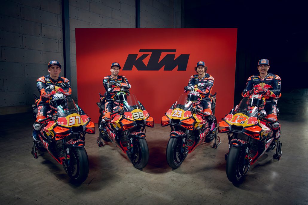 KTM präsentiert MotoGP-Bikes 2026 gemeinsam mit Tech3 1 2026 MotoGP Red Bull KTM Team launch photoshoot images 3