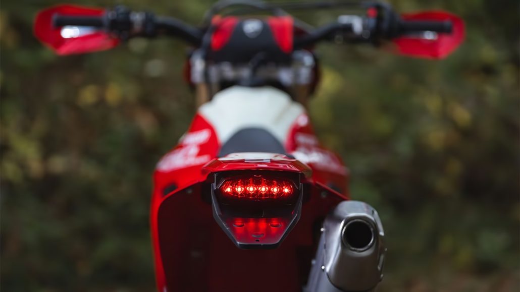 Ducati Desmo450 EDS: Straßenzulassung für die 450er Enduro ab Sommer 2026 1 Ducati Desmo450 EDS 5 1