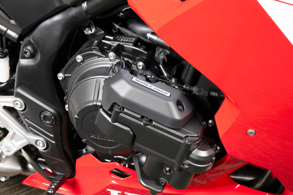Honda CBR400R mit E-Clutch: Erstes 400er-Modell mit automatischer Kupplung 1 Honda CBR400R E Clutch 3 1