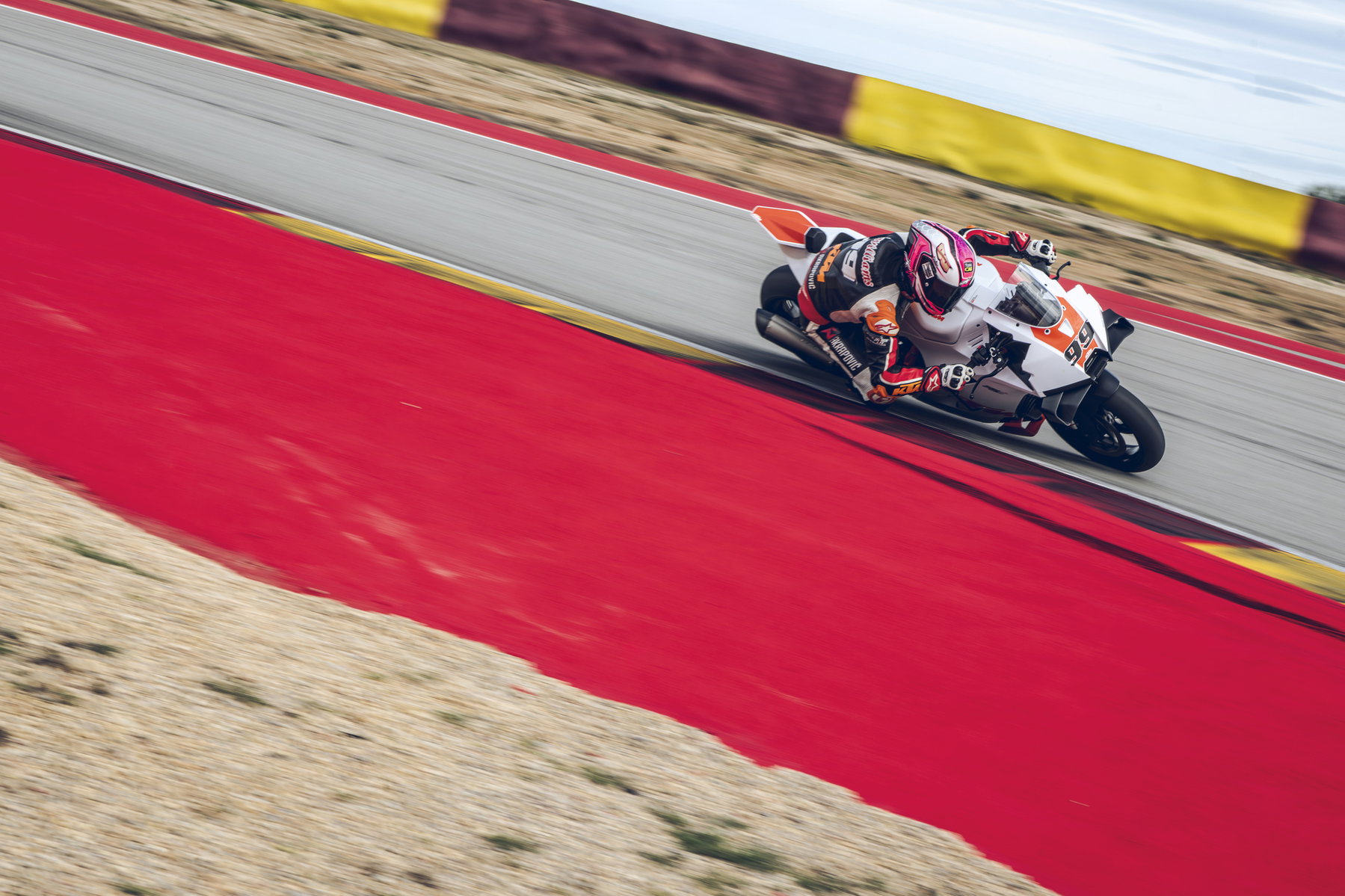KTM 790 RC und 490 RC bestätigt: MotoGP rückt in die Mittelklasse 1 KTM 990 RC R Track 2026 in Schräglage auf der Rennstrecke