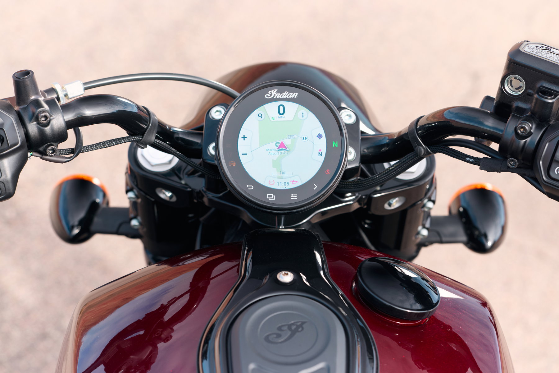 Runder Touchscreen mit Navigationsanzeige an der Indian Scout Bobber
