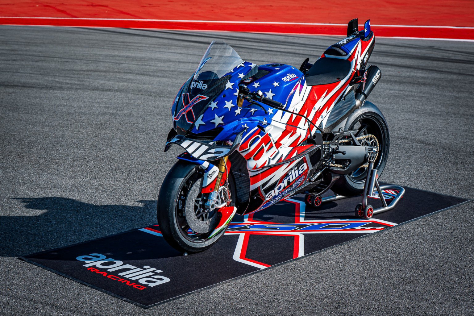 Aprilia X 250TH in Stars-and-Stripes-Lackierung von vorne rechts auf Aprilia-Racing-Matte – Limited Edition RSV4 mit Carbon-Verkleidung COTA 2026