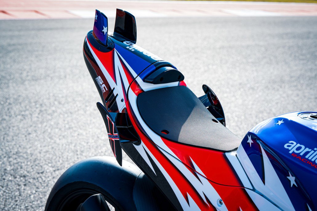 Heckansicht der Aprilia X 250TH mit MotoGP-Seat-Wings und Tail-Wings in Stars-and-Stripes-Design – Aerodynamik von PAN Compositi