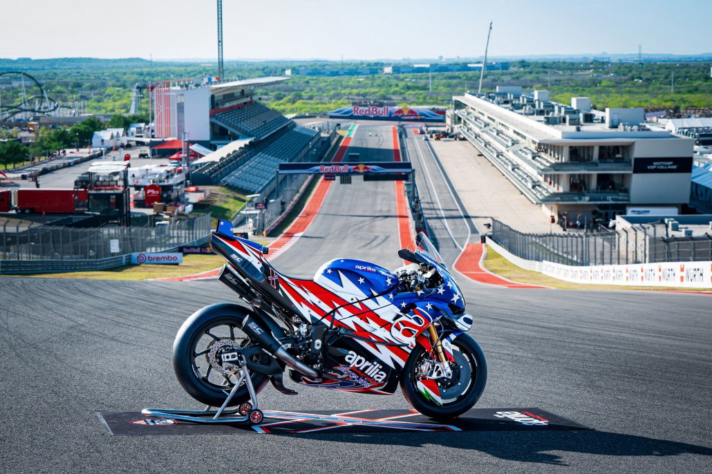 Aprilia X 250TH vor dem Panorama des Circuit of the Americas mit COTA-Tower im Hintergrund – Aprilia Racing Unveiling beim GP der USA 2026