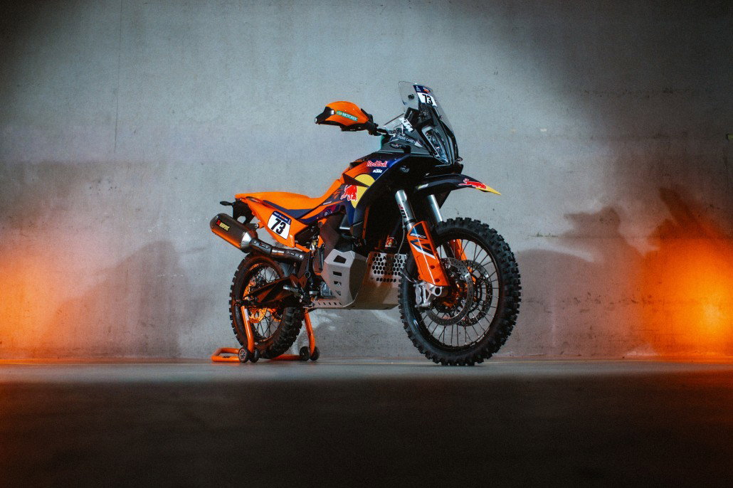 KTM 890 Adventure R Rally 2026 auf Montagestaender in Garage – Seitenansicht rechts mit warmem Licht