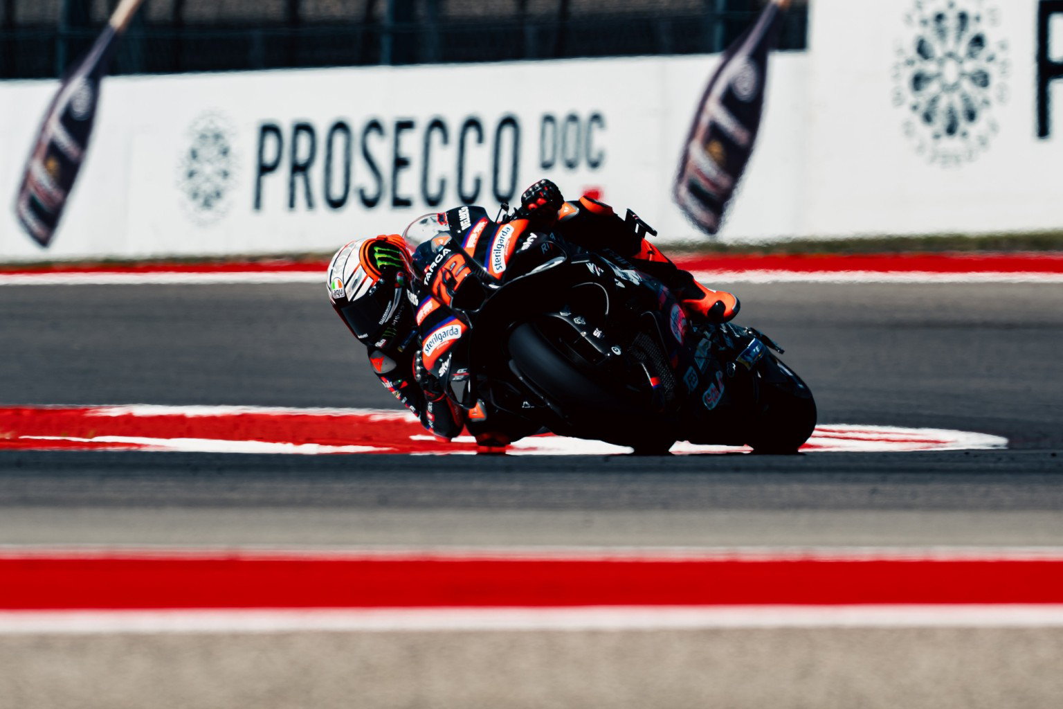 Marco Bezzecchi auf der Aprilia RS-GP in Schräglage – MotoGP Americas GP COTA 2026