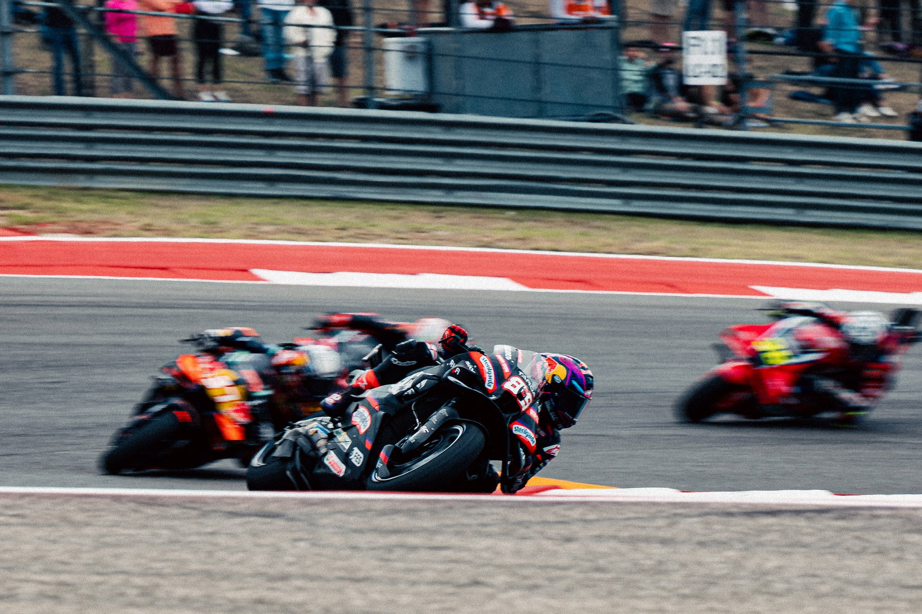 Aprilia RS-GP in Schräglage zwischen KTM und Ducati auf der Strecke – MotoGP Americas GP COTA 2026