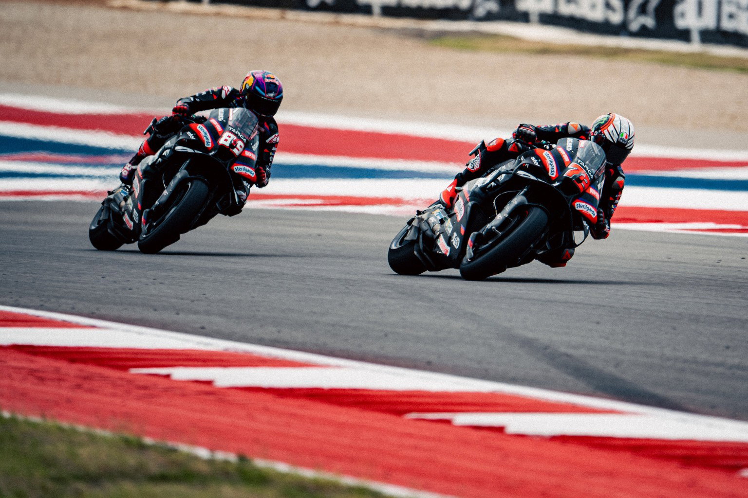 Ducati in Crisis: Aprilia Dominates MotoGP 2026 at Will Zwei Aprilia RS-GP Motorräder nebeneinander in Schräglage auf dem Circuit of the Americas – MotoGP Americas GP 2026