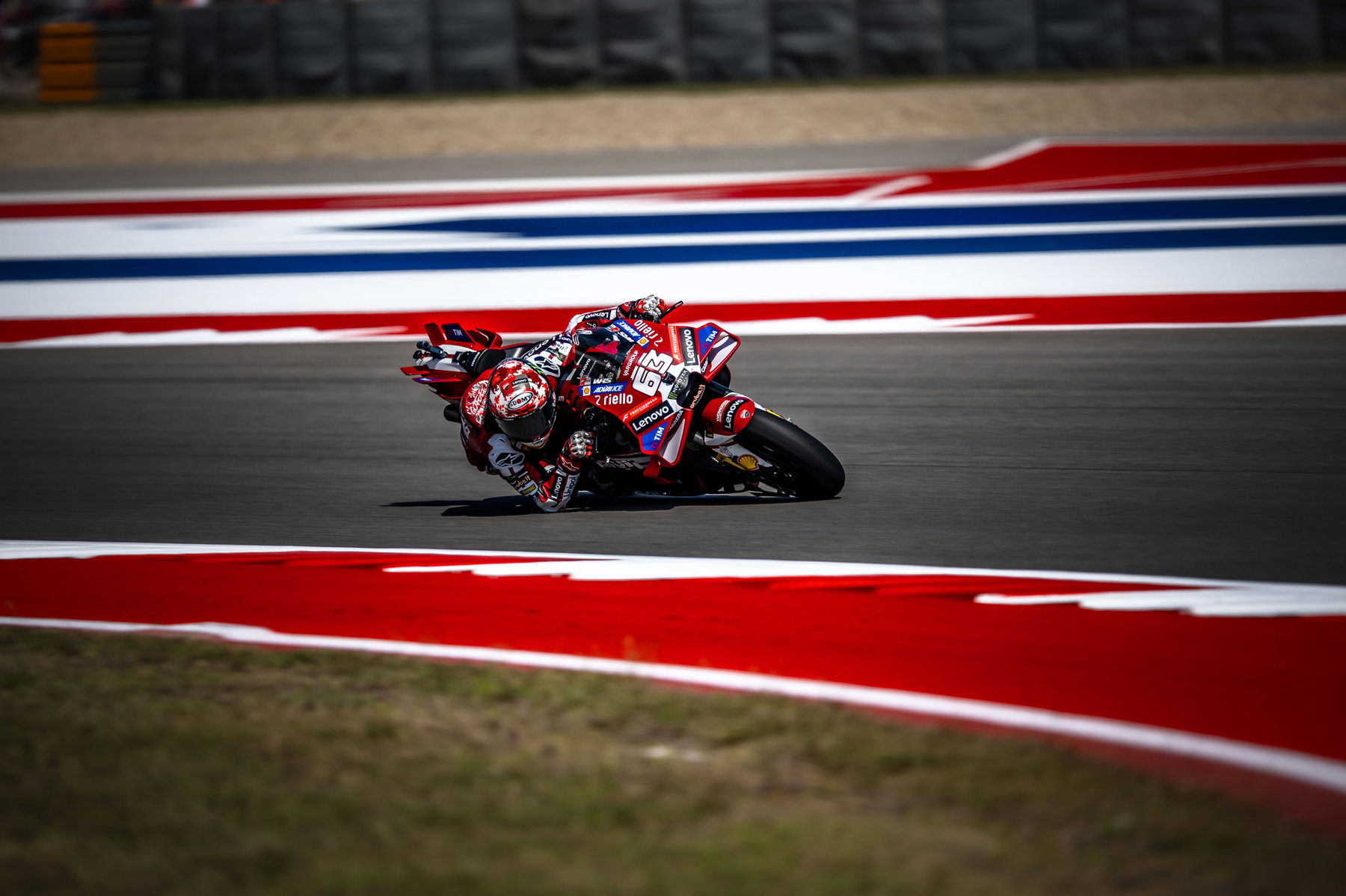 MotoGP 2027: Zwischen Ducatis Reifenproblem, dem Fahrermarkt-Beben und einer überraschenden Ingenieur-Rückkehr 2 Francesco Bagnaia auf der Ducati Desmosedici GP26 in Schräglage mit amerikanischer Flagge Curbs – MotoGP Americas GP COTA 2026