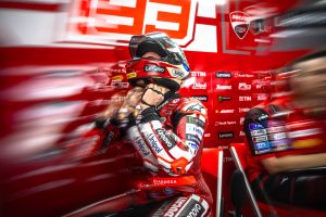 Marc Marquez setzt Shoei Helm auf in der Ducati Lenovo Box – MotoGP Americas GP COTA 2026