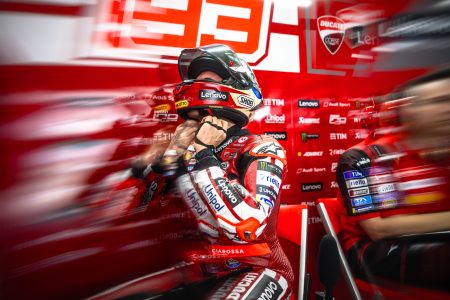 Marc Marquez setzt Shoei Helm auf in der Ducati Lenovo Box – MotoGP Americas GP COTA 2026