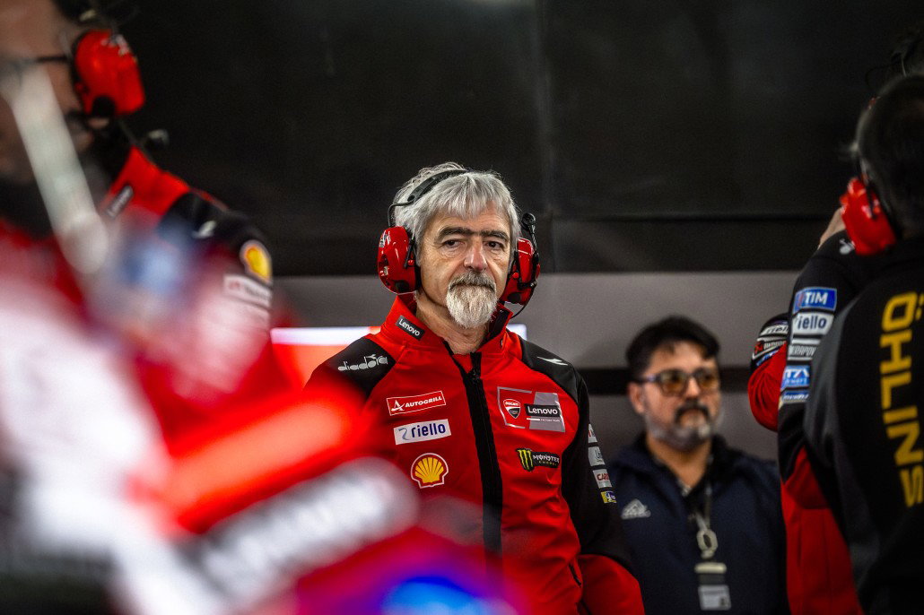 Ducati in Crisis: Aprilia Dominates MotoGP 2026 at Will 4 Gigi Dall'Igna mit roten Kopfhörern in der Ducati-Lenovo-Box – MotoGP Americas GP COTA 2026