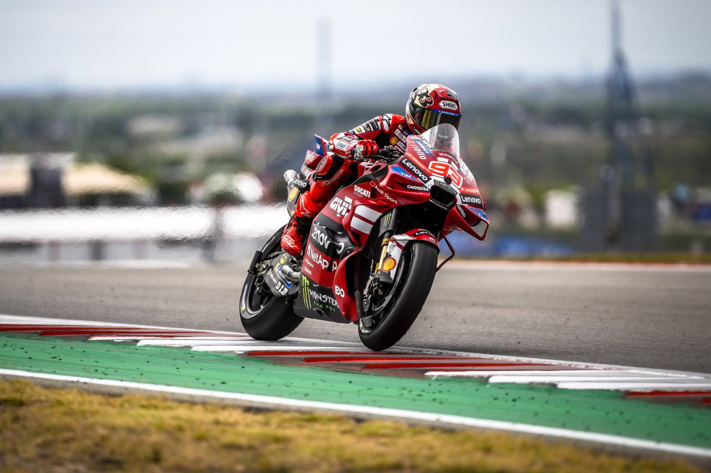Marc Marquez auf der Ducati Desmosedici GP26 in Frontansicht auf der Strecke – MotoGP Americas GP COTA 2026